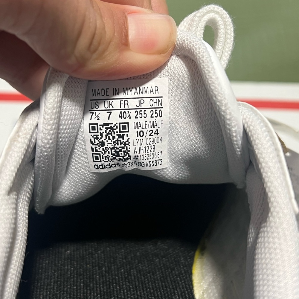 Adidas Barreda Athletic Shoes White Sneaker Blue Stripes Men Size 7 1/2 W 8 1/2 - Picture 9 of 9